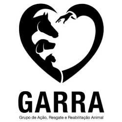 Um logotipo preto e branco de um grupo de animais em um coração.