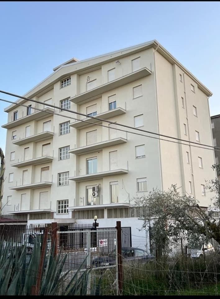 Un grande edificio bianco con molte finestre e balconi