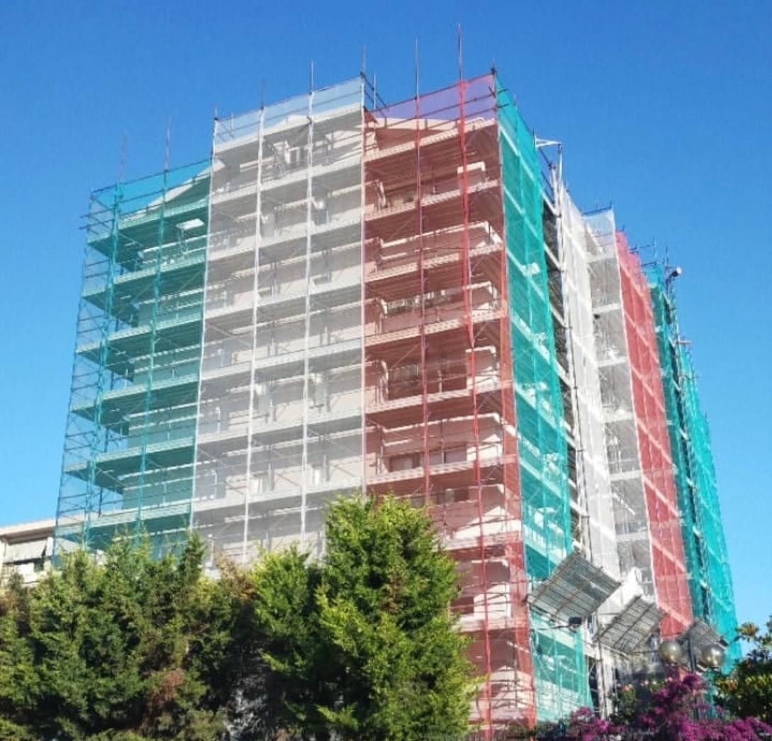 Un edificio con sopra un'impalcatura che assomiglia alla bandiera italiana