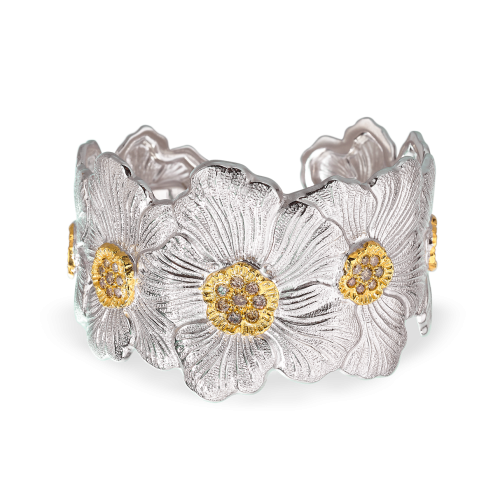 Un braccialetto d'argento con fiori d'oro e diamanti su sfondo bianco.