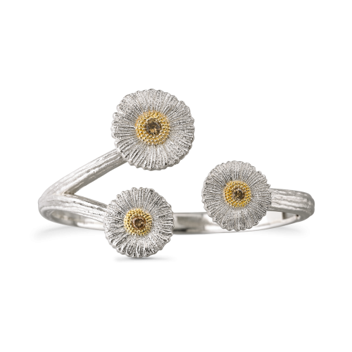 Un braccialetto d'argento con tre margherite su sfondo bianco.