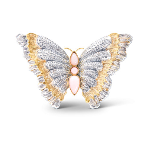 Una spilla a forma di farfalla con diamanti su sfondo bianco.