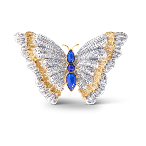 Una spilla a forma di farfalla con diamanti e zaffiri.