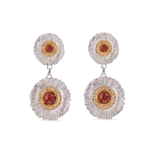 Un paio di orecchini in argento e oro con pietre rosse su sfondo bianco.