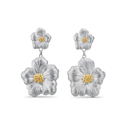 Un paio di orecchini d'argento con fiori su sfondo bianco.