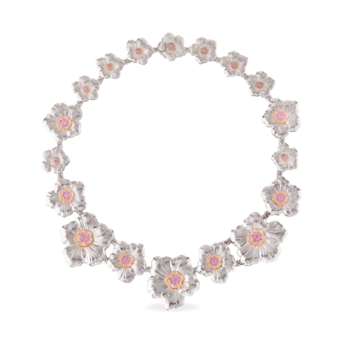 Una collana d'argento con fiori rosa su sfondo bianco.