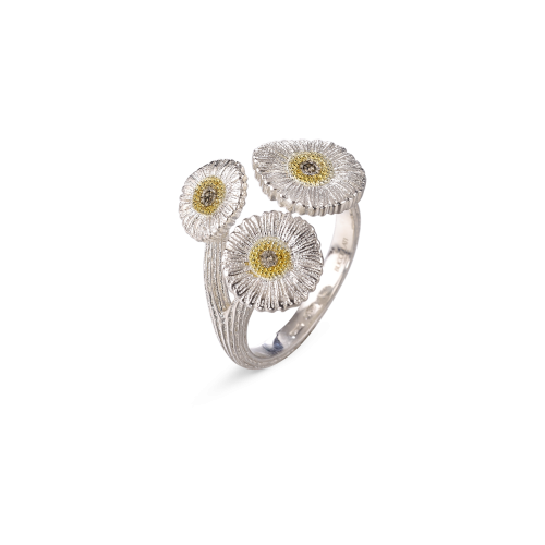 Un anello d'argento con tre margherite su sfondo bianco.