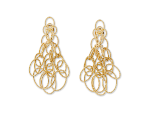 Un paio di orecchini d'oro su sfondo bianco