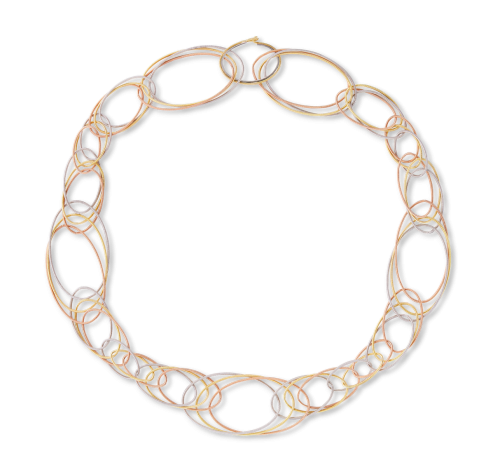 Una collana d'oro con dei cerchi su uno sfondo bianco