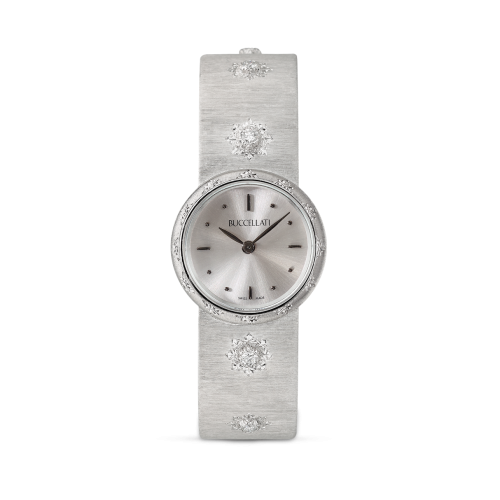 Un orologio d'argento con diamanti sul cinturino è su uno sfondo bianco.