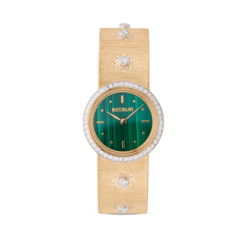 Un orologio d'oro con quadrante verde e diamanti su sfondo bianco.