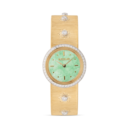 Un orologio in oro giallo con quadrante verde e diamanti su sfondo bianco.