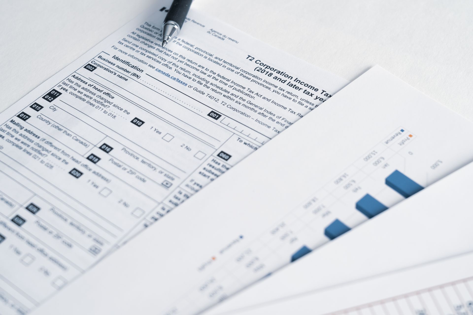 Un stylo repose sur un morceau de papier sur lequel est écrit « je suis désolé »