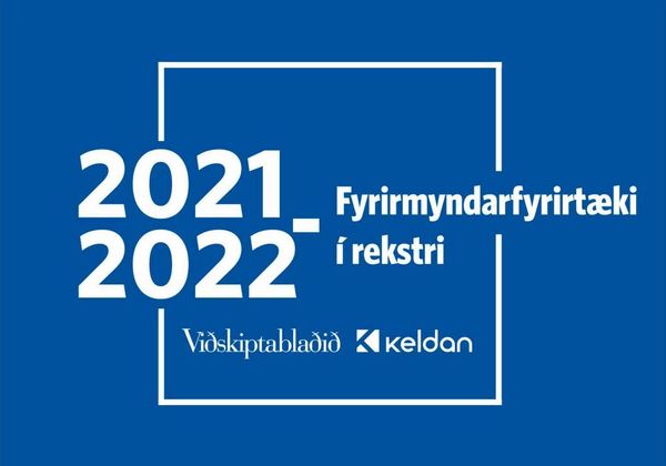 Blár bakgrunnur með hvítum texta sem segir 2021 2022