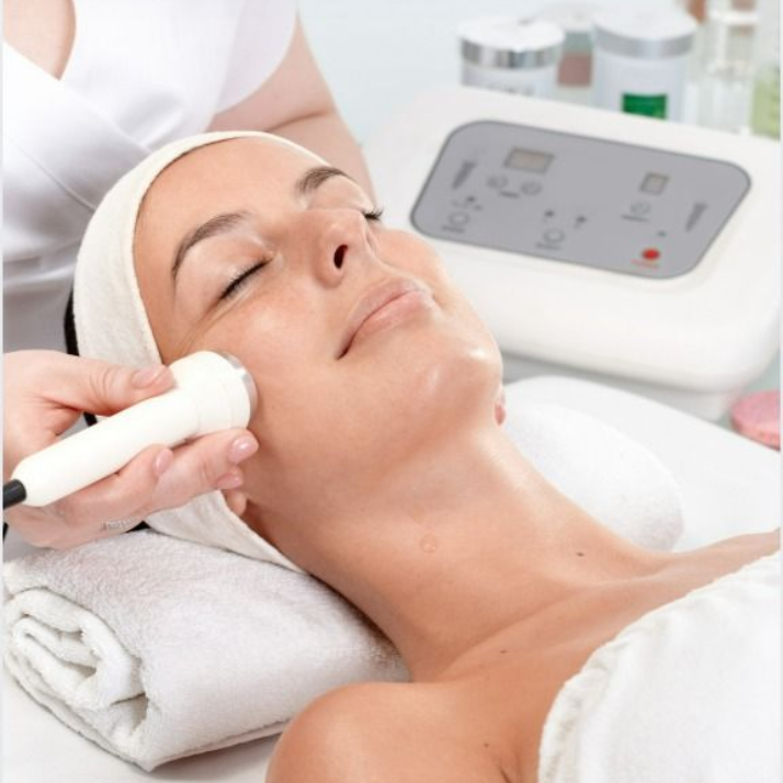 Ilustración anatómica del sistema urinario femenino en naranja: riñones, uréteres, vejiga, uretra.