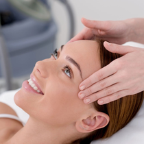 Un cirujano con uniforme quirúrgico realiza un procedimiento médico mientras mira una pantalla