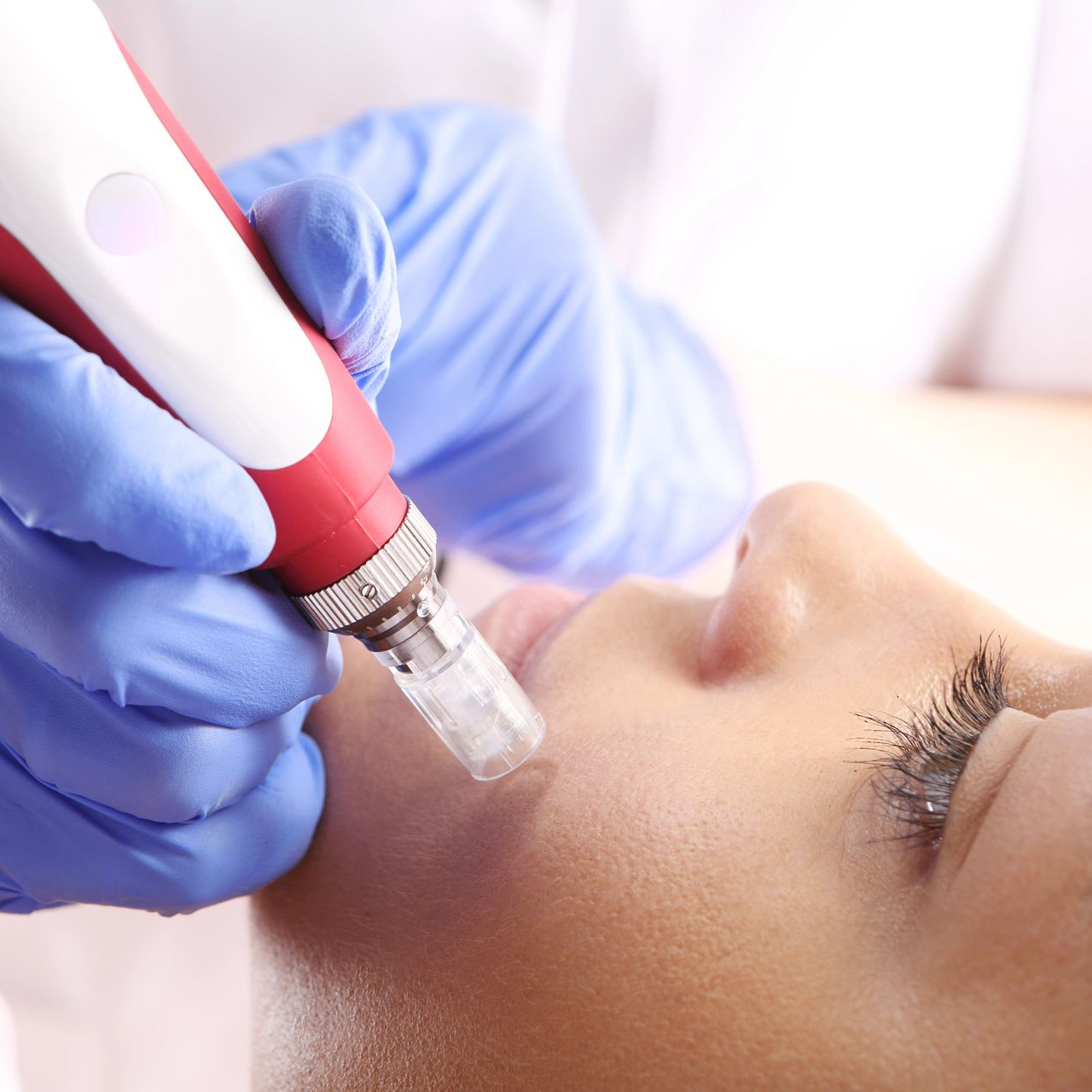 Ilustración del cuerpo humano que resalta los riñones, los uréteres y los intestinos en naranja sobre un fondo azul.