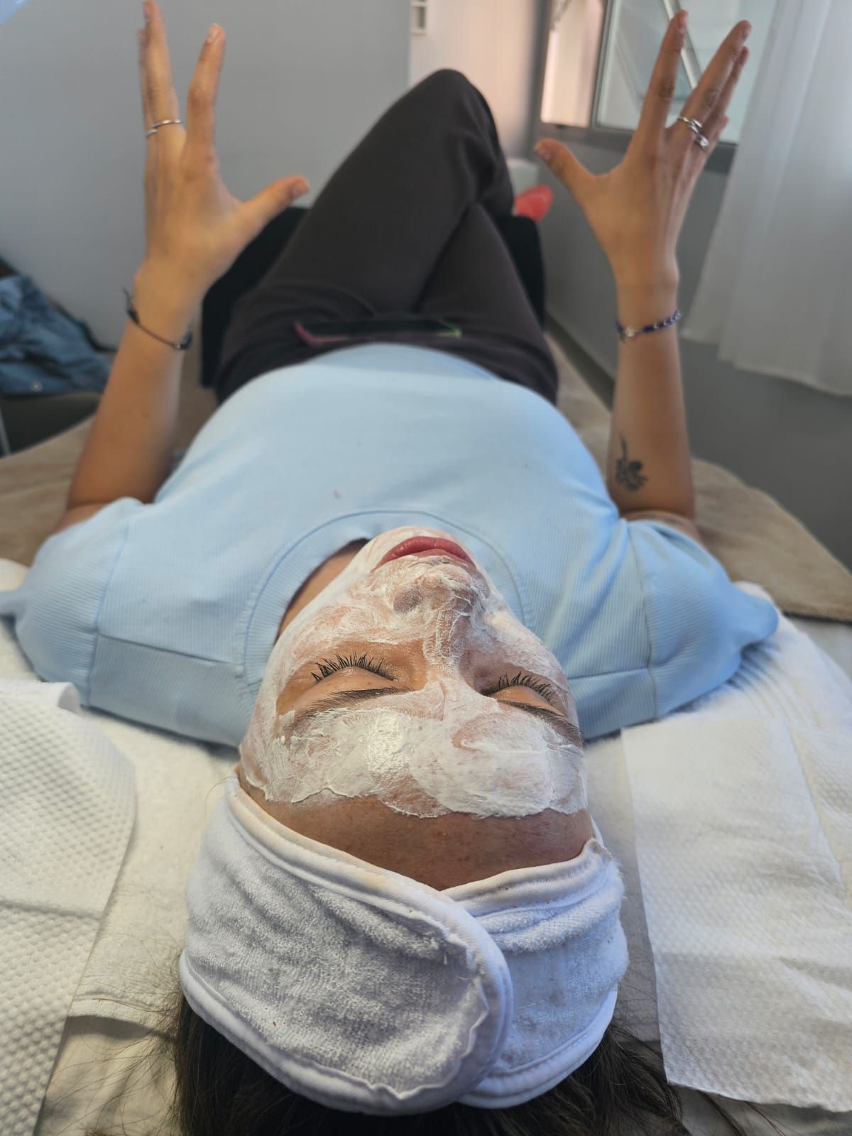 Un cirujano con uniforme quirúrgico realiza un procedimiento médico mientras mira una pantalla