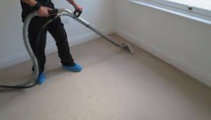 Technition using the carpet wand to extract the dirt and soil form the carpet during the carept clenaing process