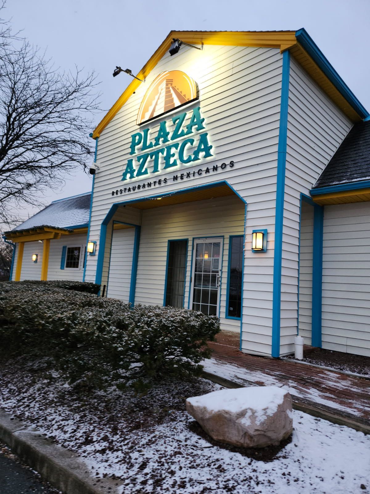 A building with a sign that says plaza azteca on it