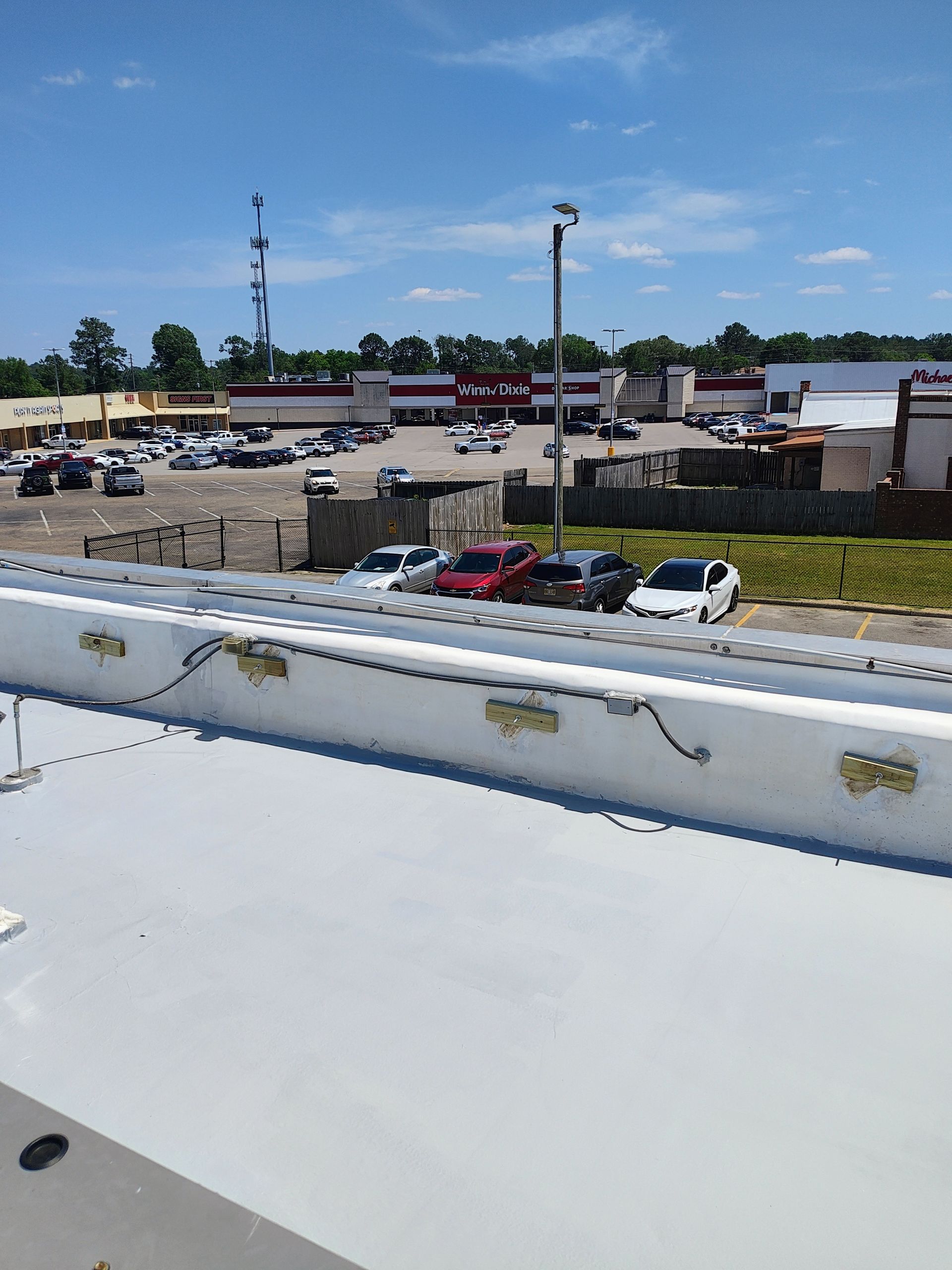 A white roof with a lot of cars parked on it