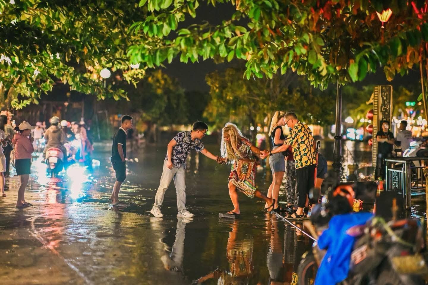 Typhoon Fengshen brings heavy rain to Central Vietnam – Da Nang and Hoi An under dark clouds