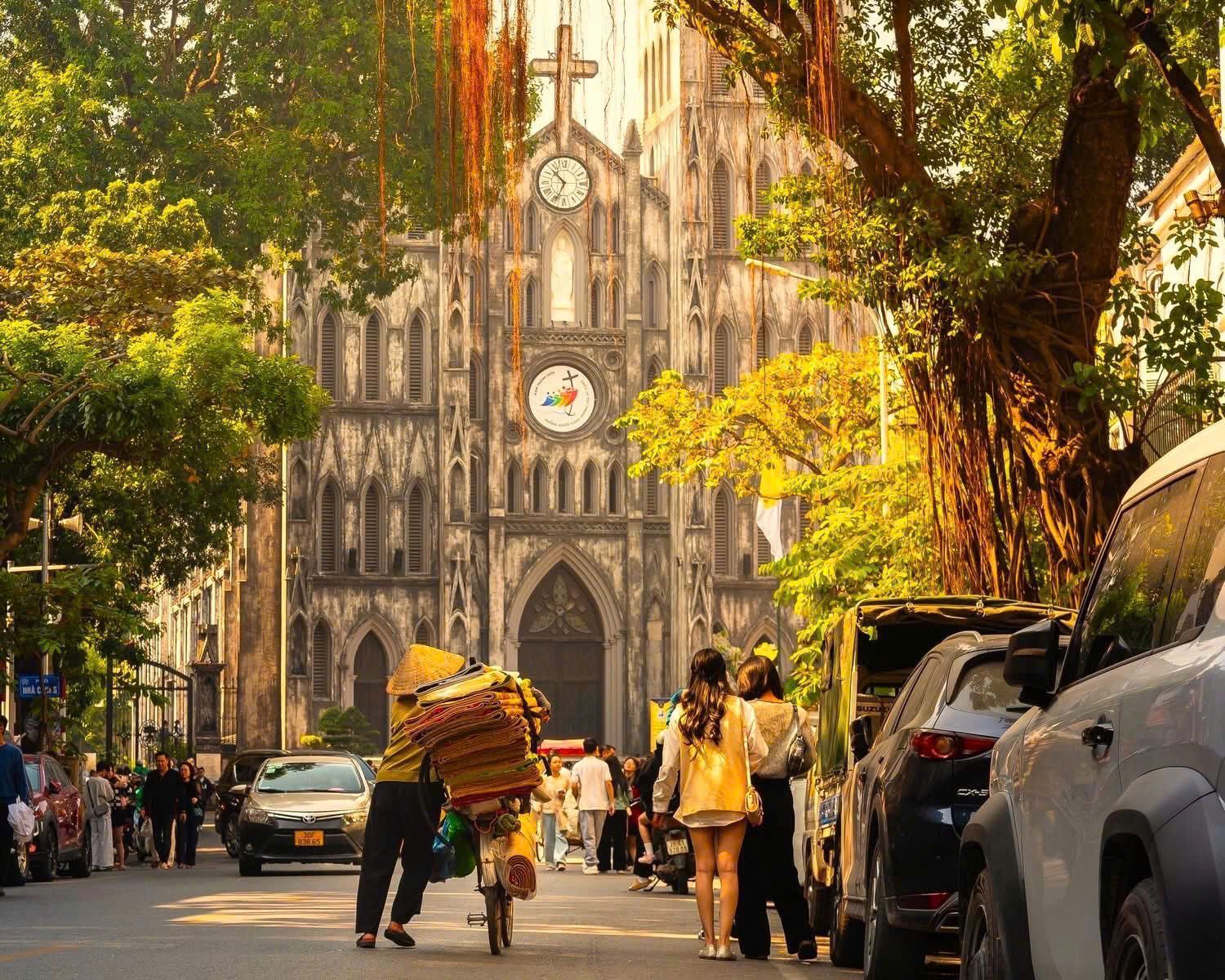 Explore the Old Quarter in Hanoi 2