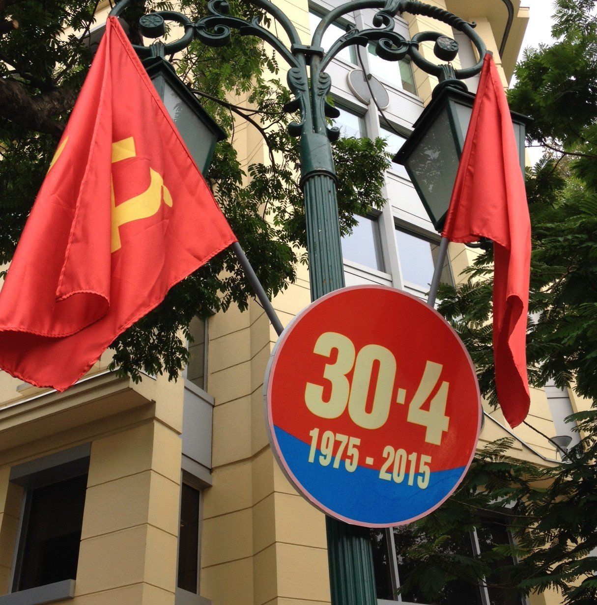 A red and blue sign that says 30-4 1975-2015