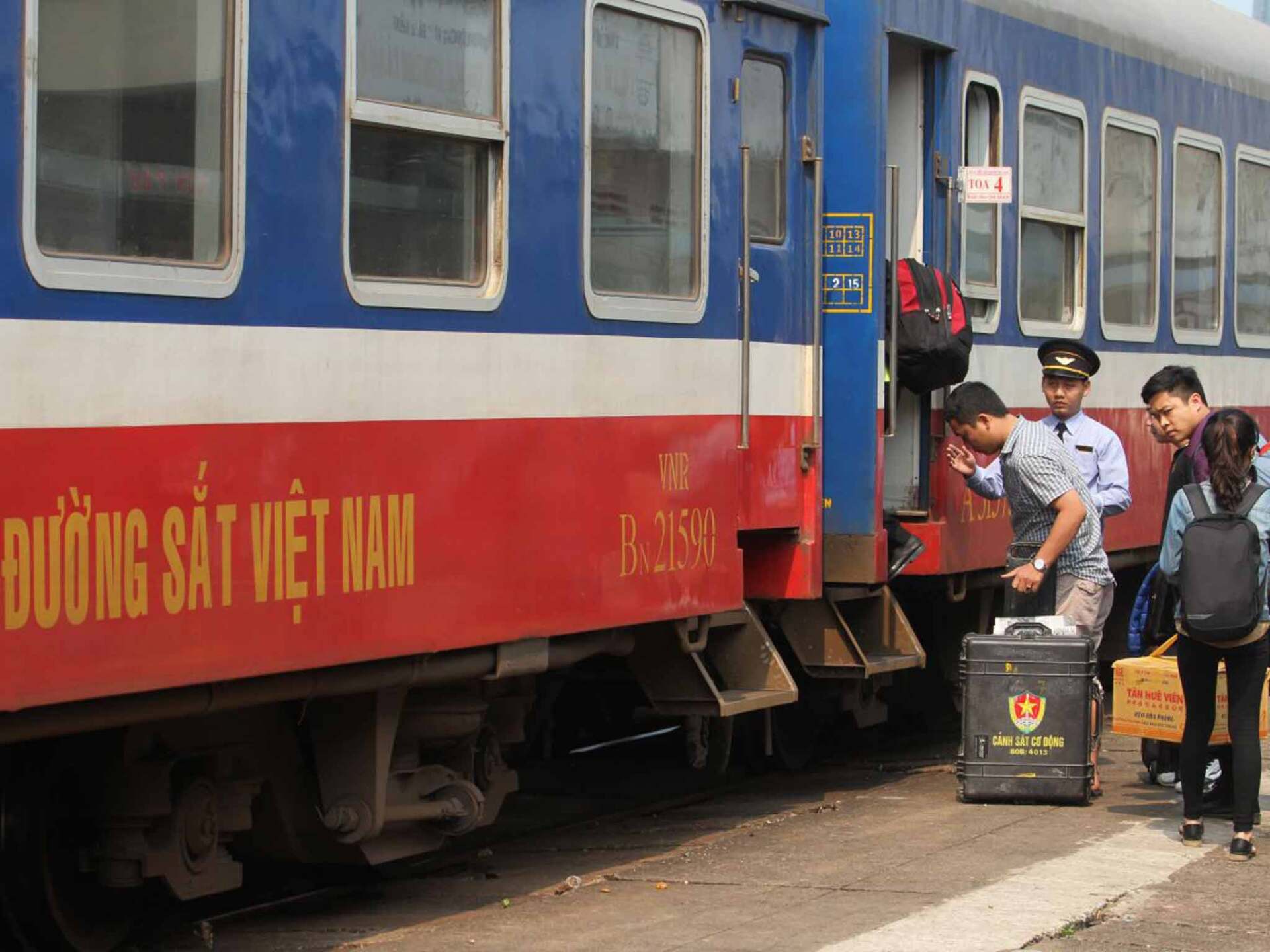 A group of people are boarding a train that says dương sat viet nam