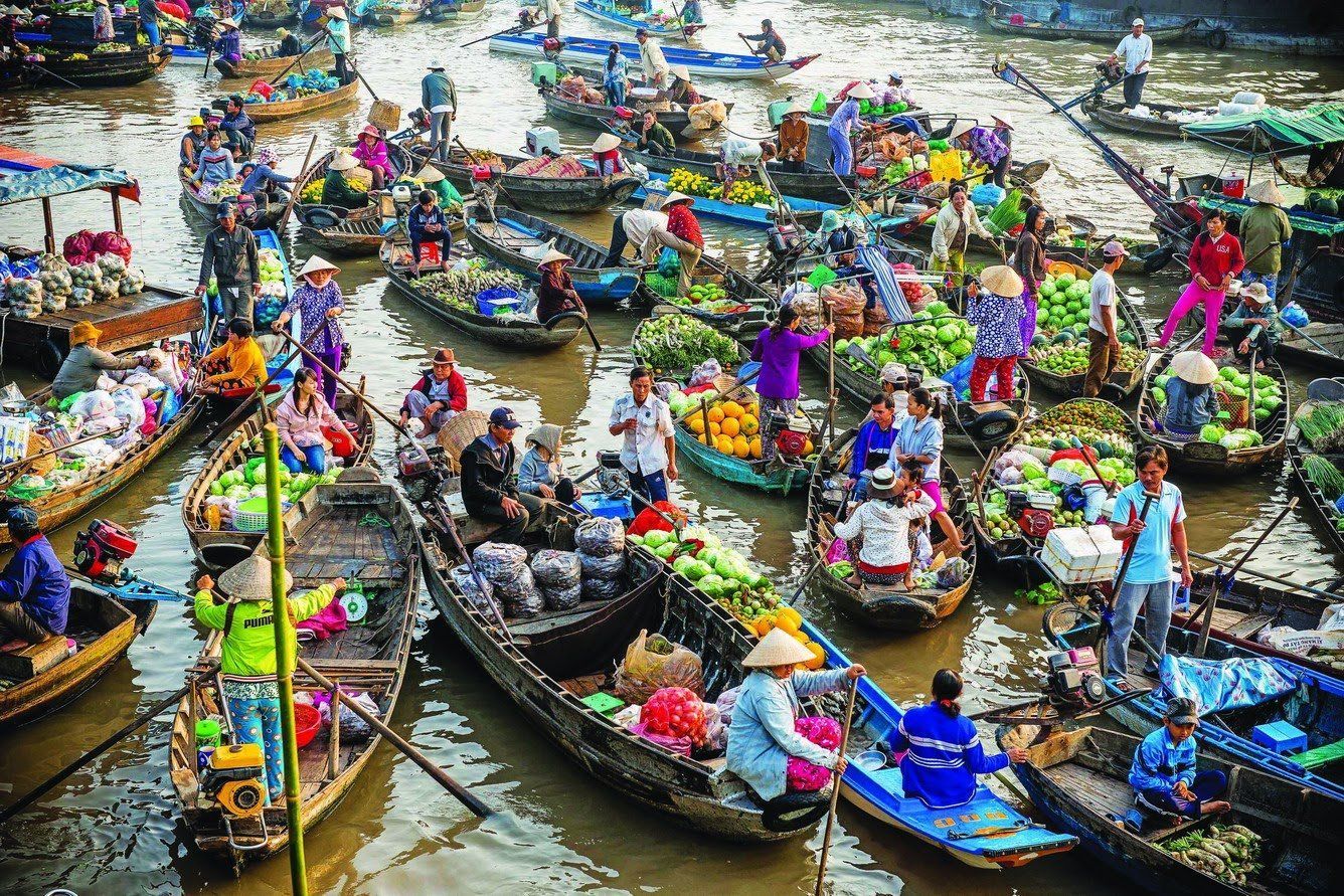 A floating market filled with lots of boats and people.