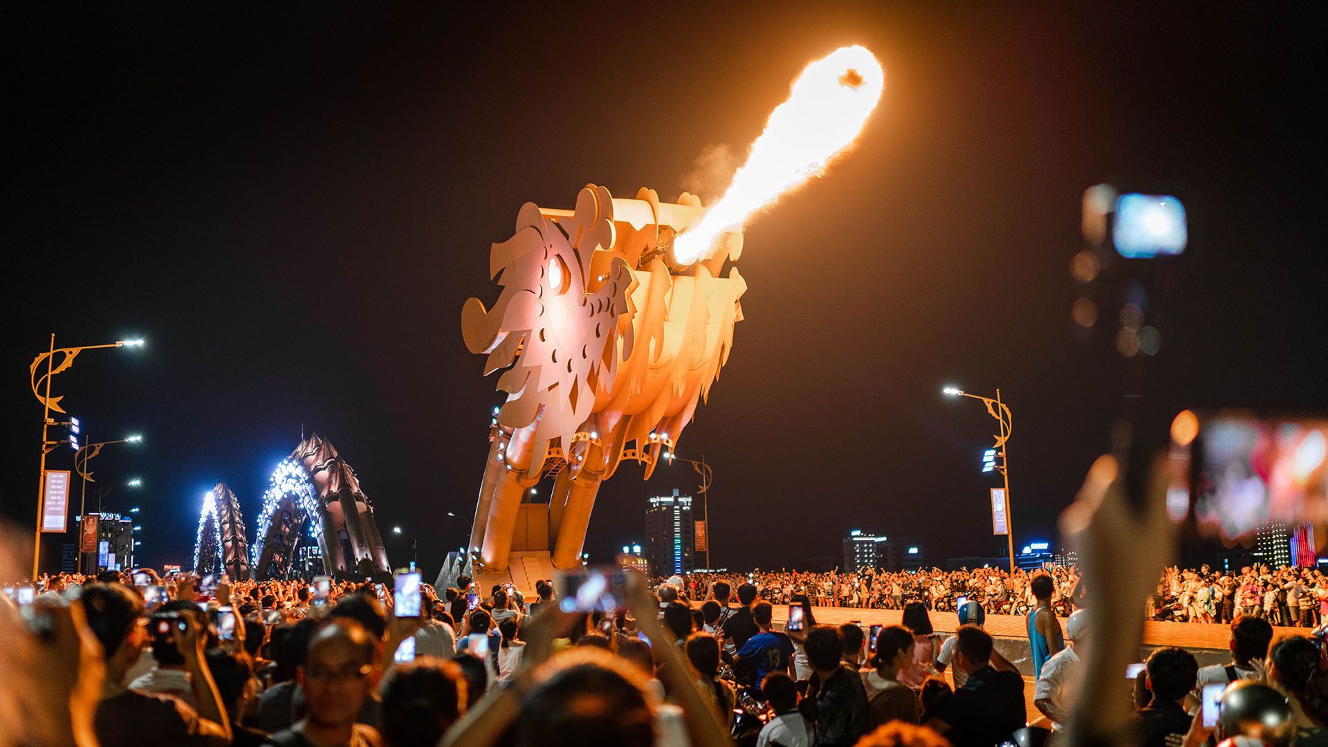 Dragon Bridge & Weekend Fire Show