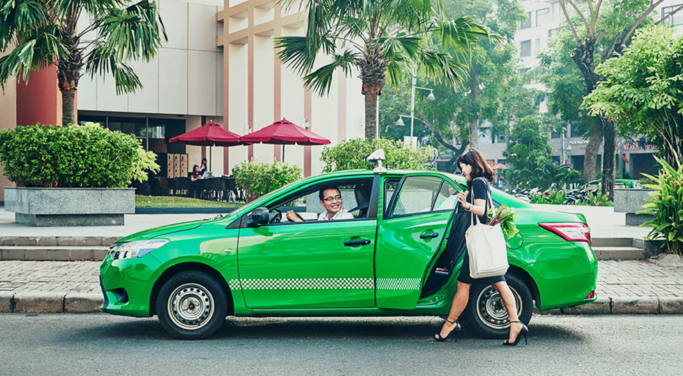 Booking Grab car from Hoi An to Da Nang on smartphone