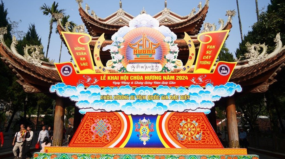 Huong Pagoda Festival (Lễ hội Chùa Hương)