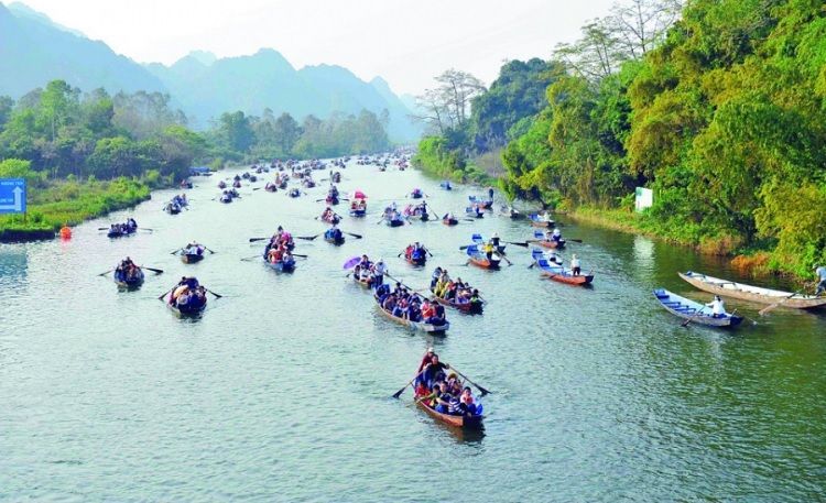 Boat Ride on Yen Stream