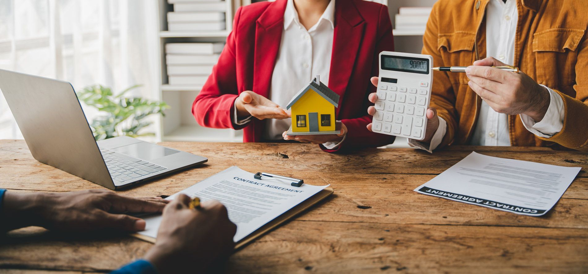 Real estate agent delivering sample homes to customers, mortgage loan contracts.