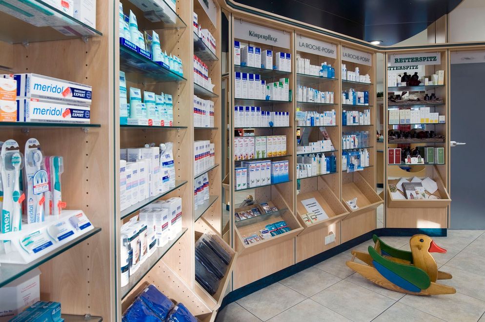 Eine Apotheke mit einer Schaukelente auf dem Boden
