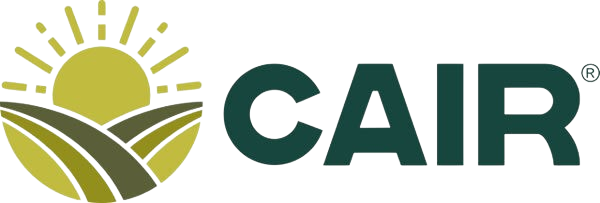 Un logotipo de Cair con un sol y un campo al fondo.