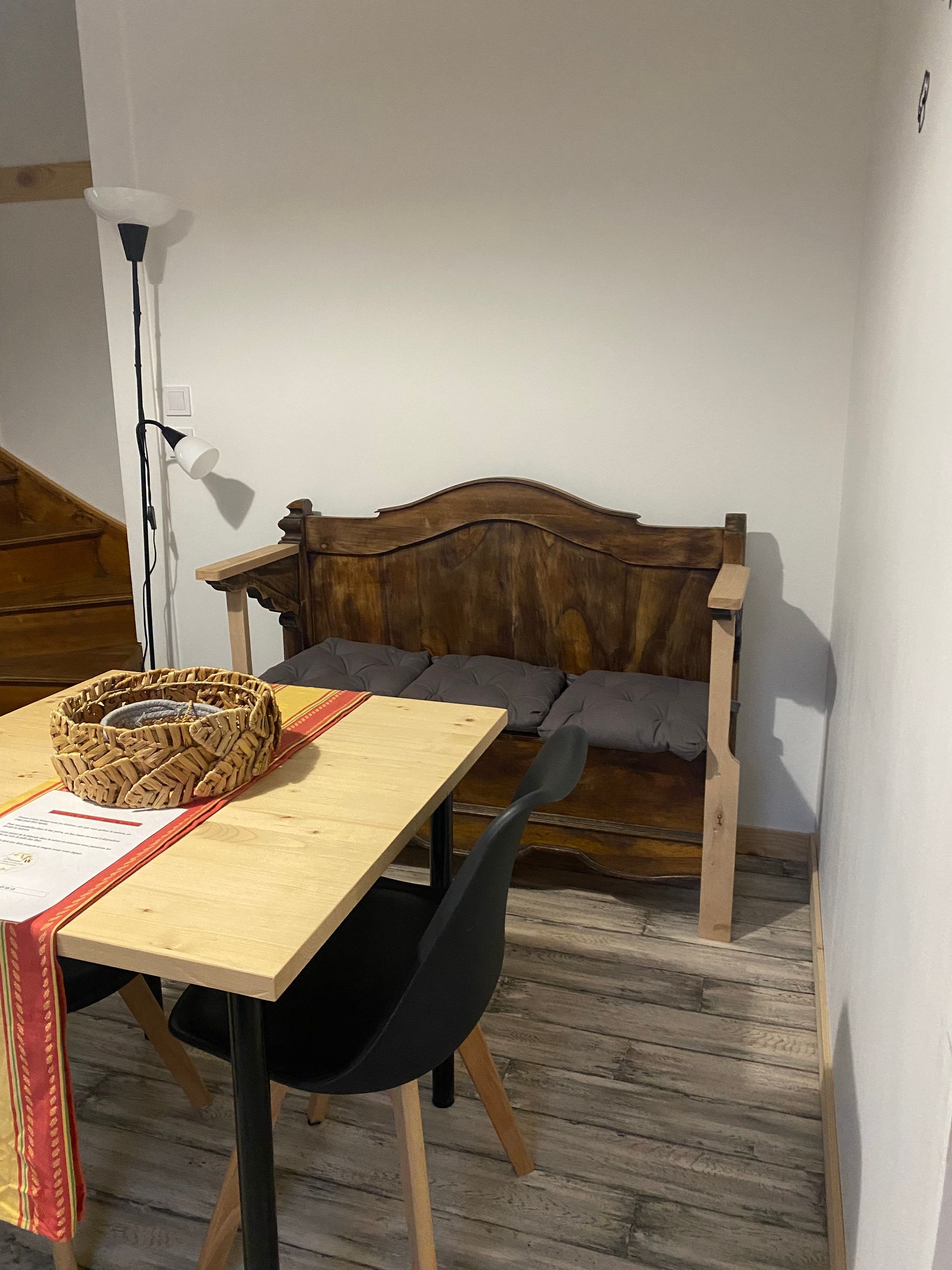 vue d'un autre angle, canapé fait avec une vieille tête de lit ou des coussins pour le rendre encore plus agréable.