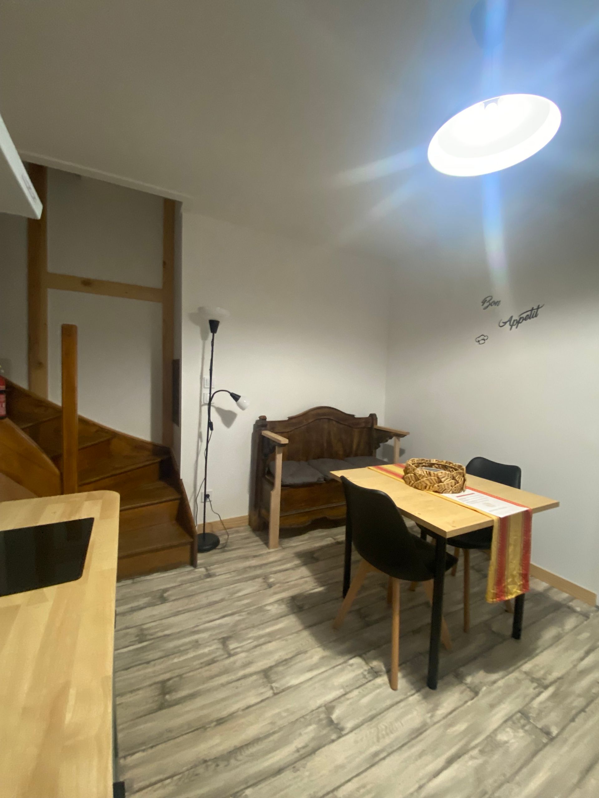 La cuisine et son canapé maison, il y fait bon vivre et vraiment idéal à deux 