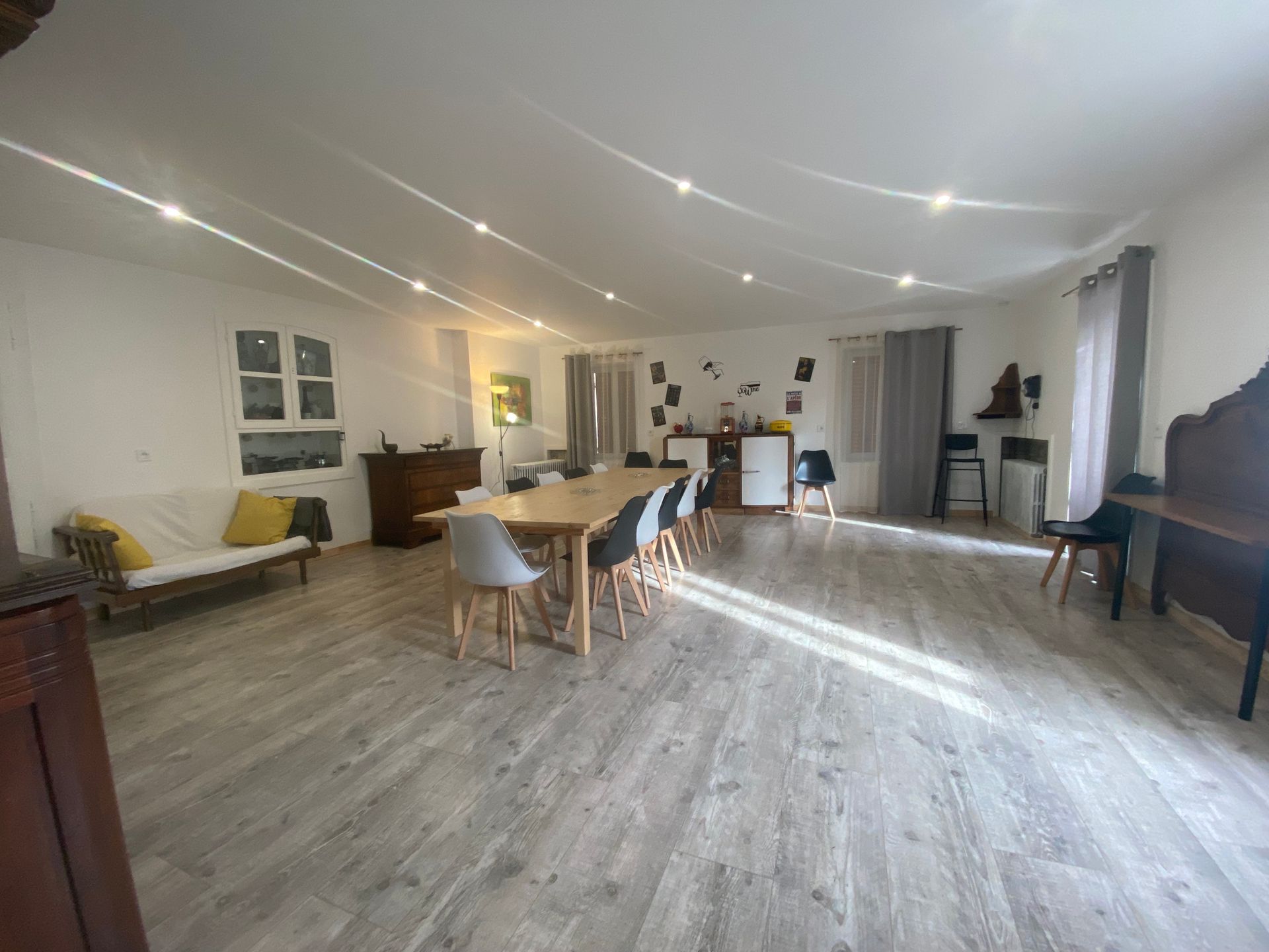 Le soleil entre pleinement dans la salle à manger. Les lumières du plafond deviennent des étoiles pour illuminer vos repas 