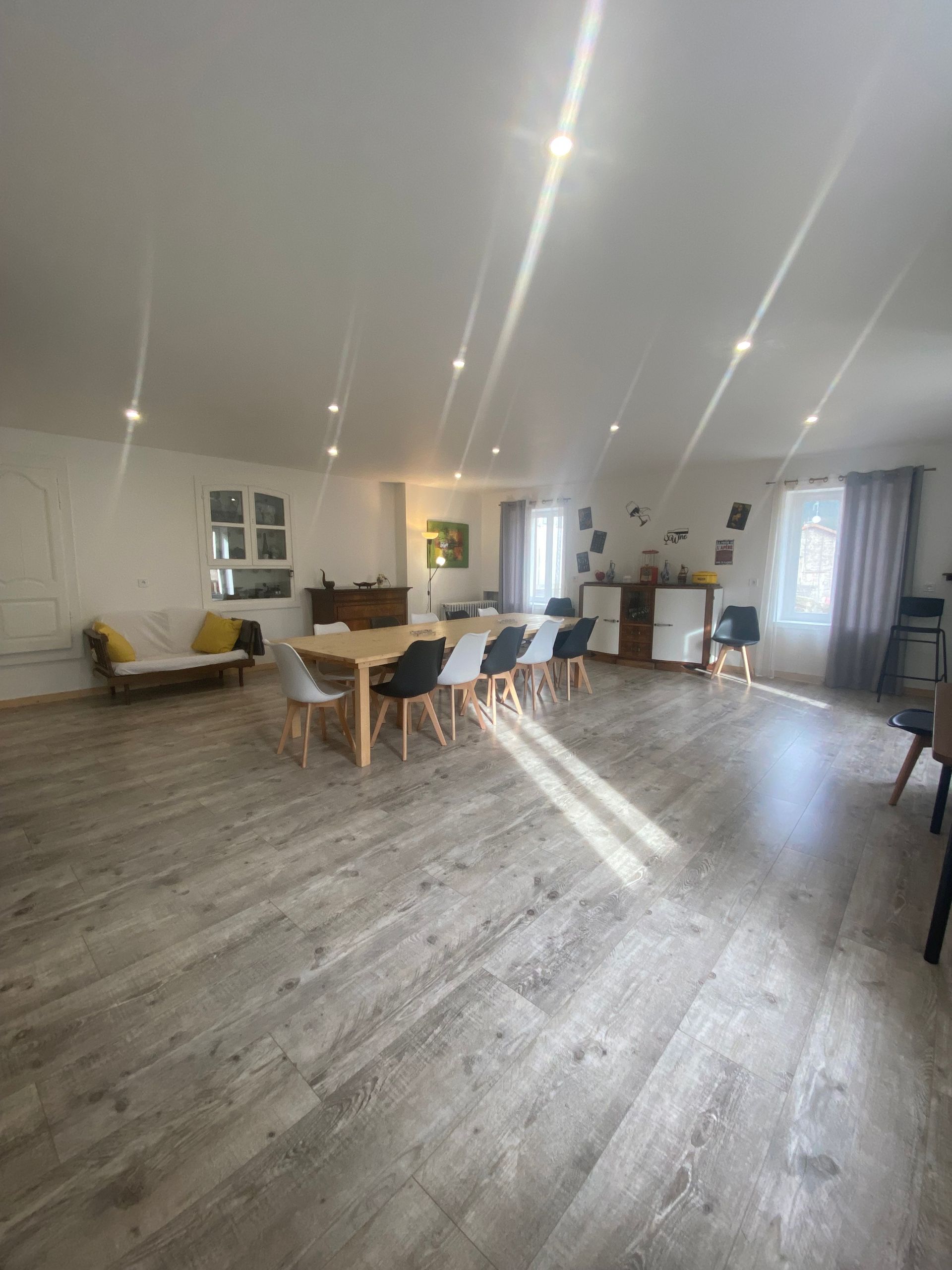 Votre salle de restauration, d'une très belle grandeur, vous pourrez vous retrouver à 12 convives.