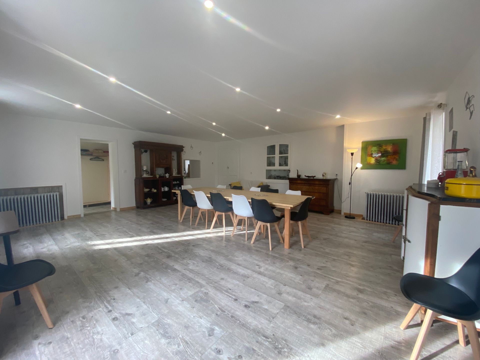 une autre vue de la salle à manger, un autre angle. toujours autant d'espace pour vous recevoir 