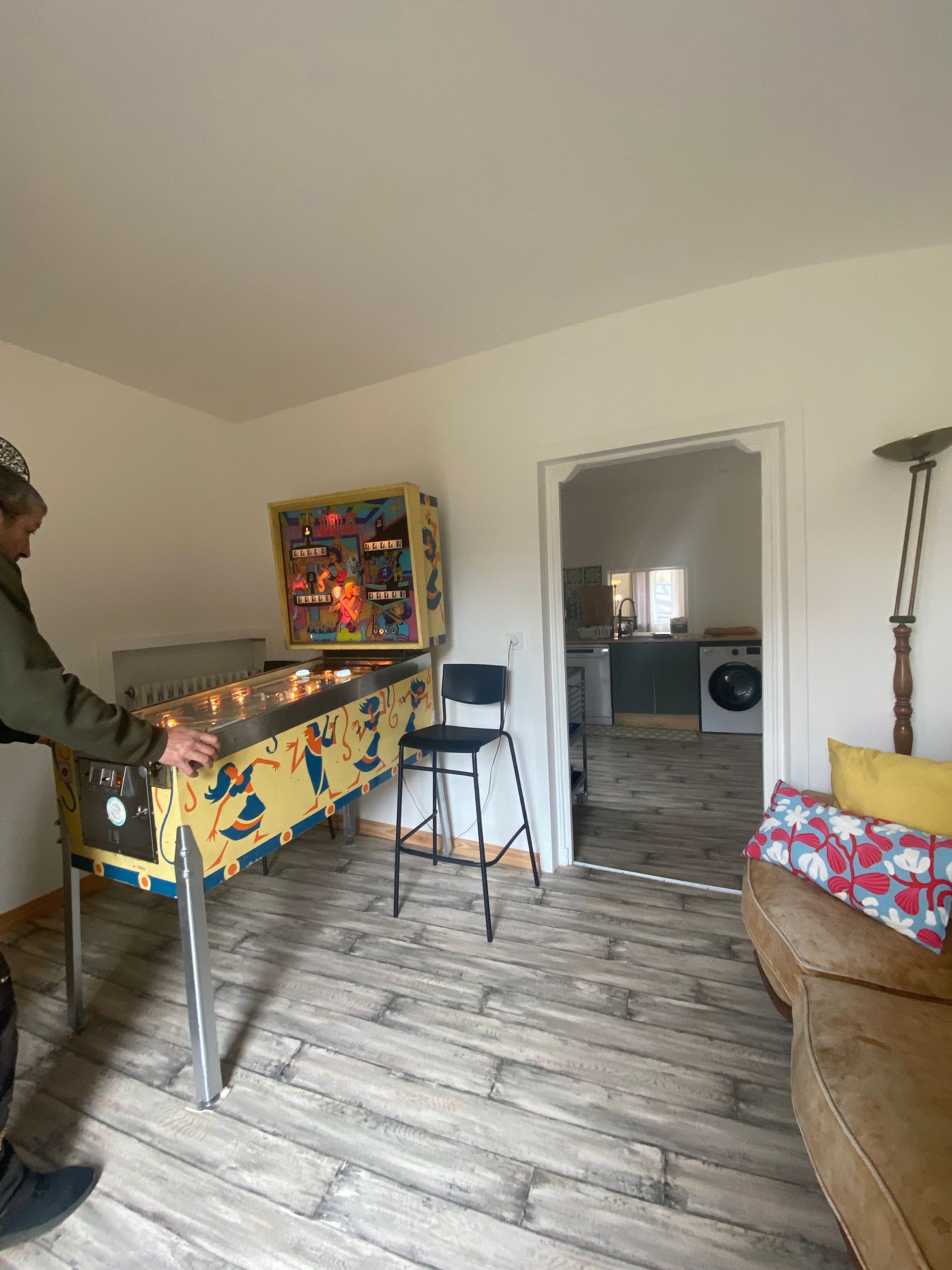 Le Flipper  1972 Williams Jubilée d'originaire de Chicago USA , mur blanc sol couleur gris bois, salon