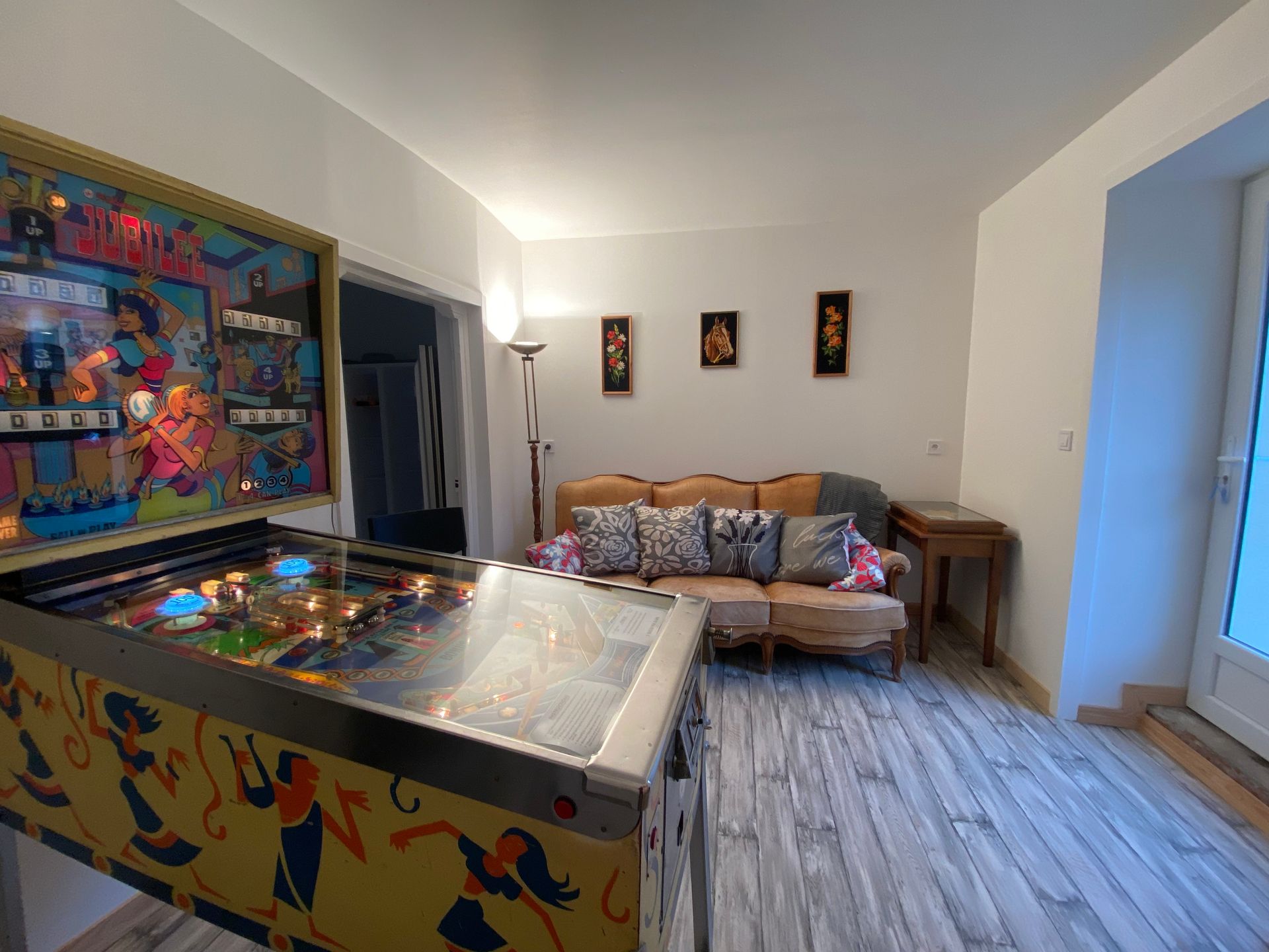 amis famille flipper 1972 , partie endiablée ,dans le petit salon 
