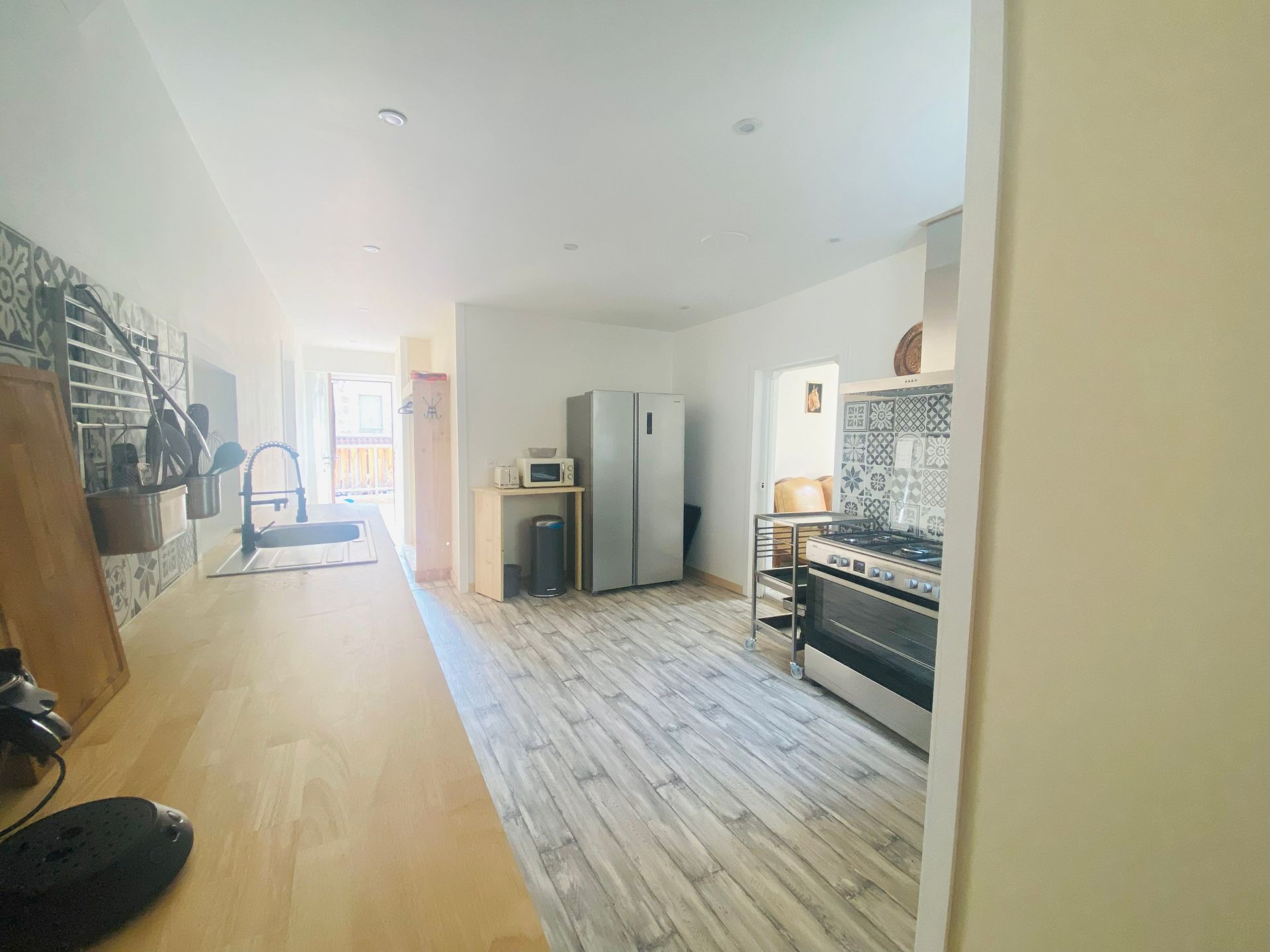 quand le soleil inonde l'entrée et la cuisine!