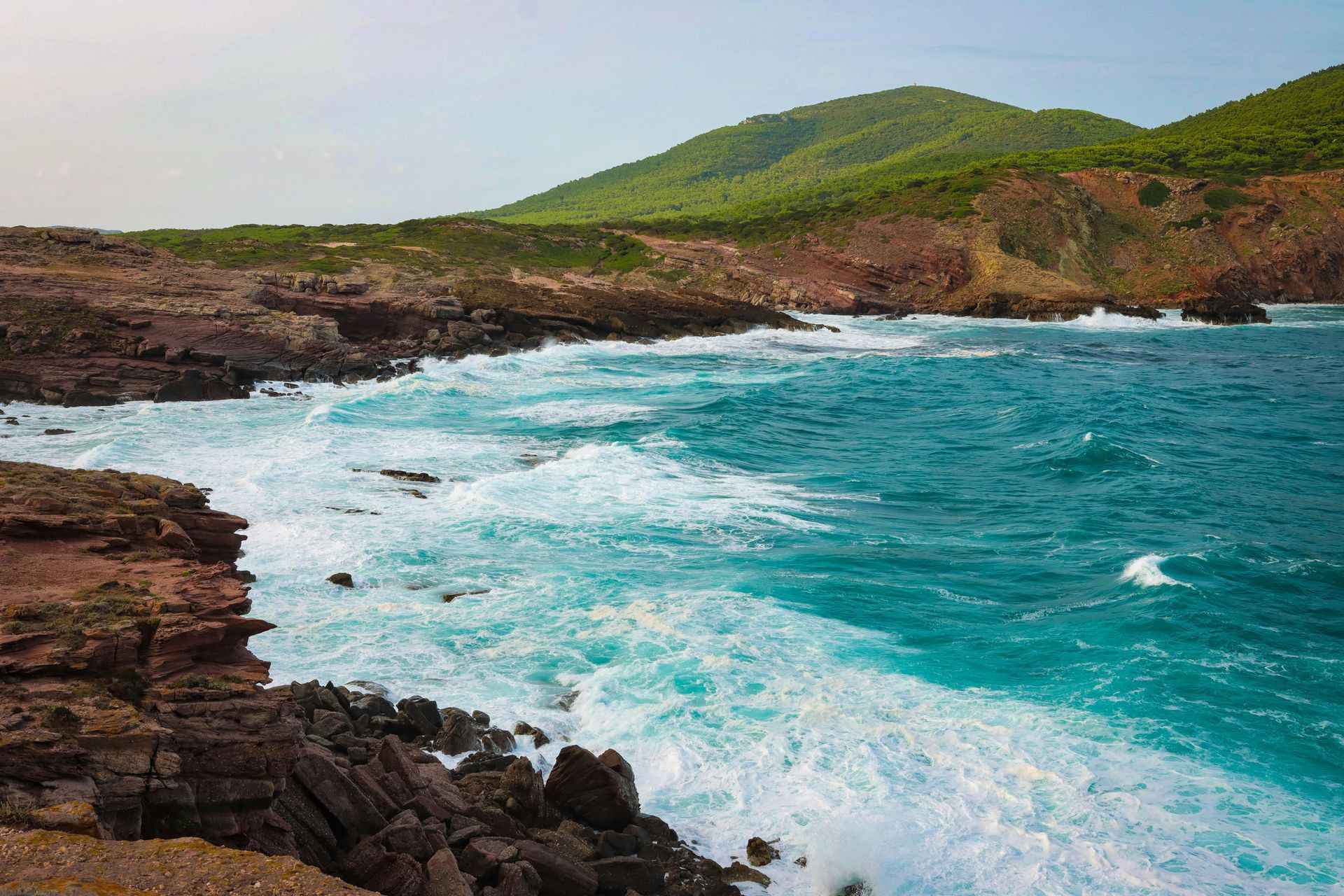 Sea water flowing against the rocks