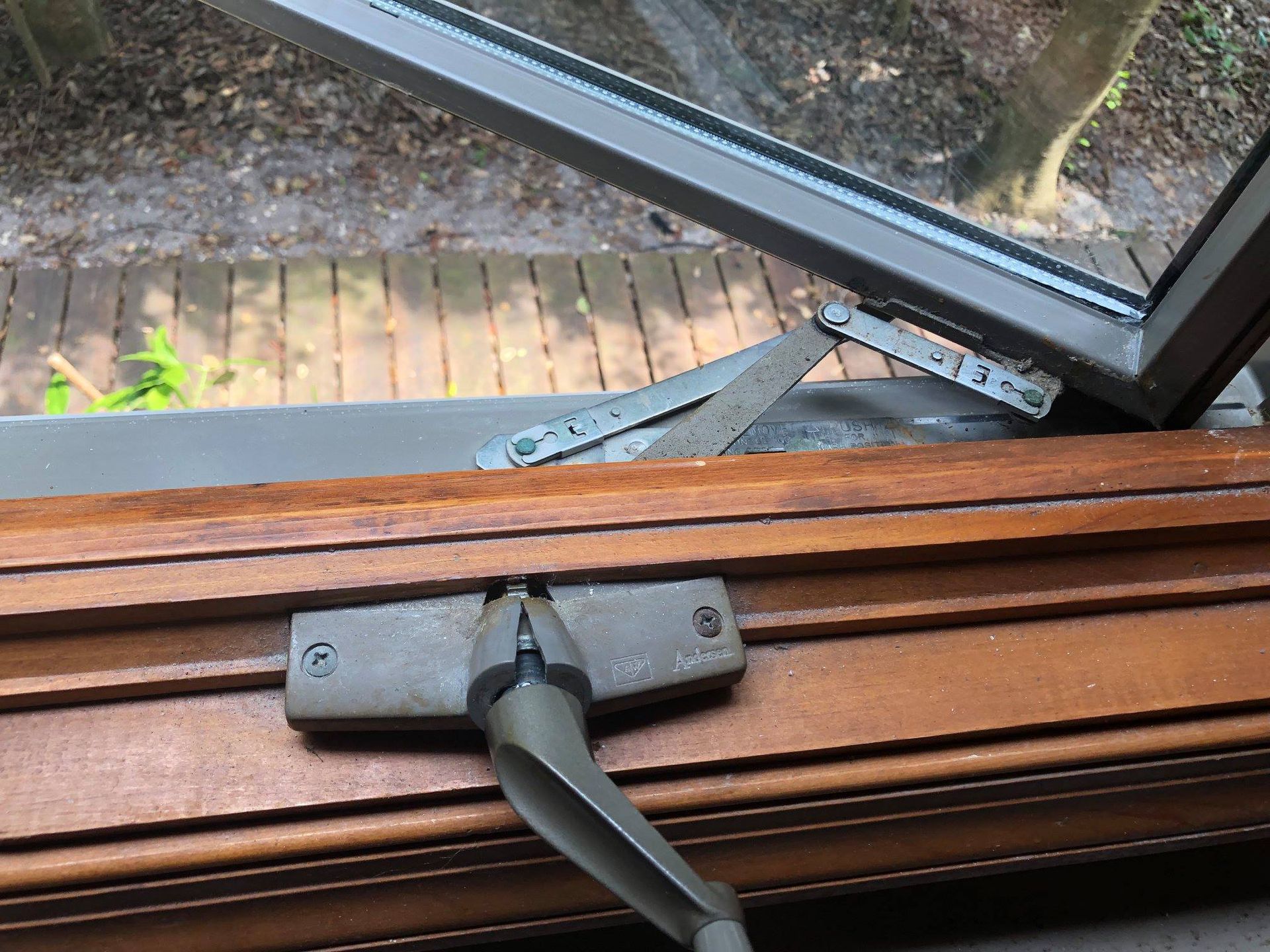 A close up of a window with a handle on it.