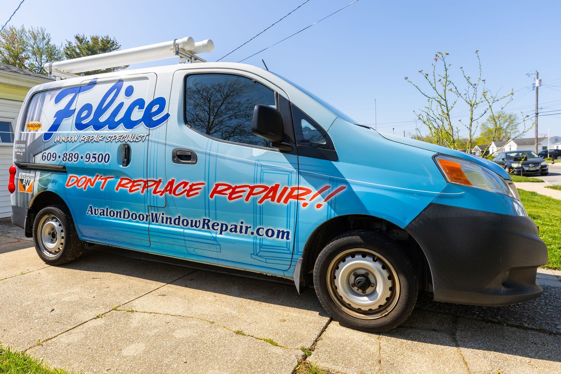A blue van with the word felice on it