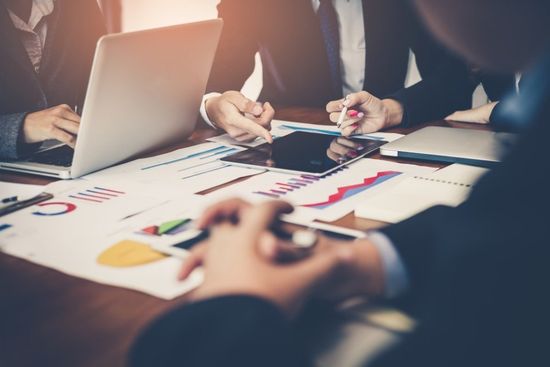 gruppo di consulenti mentre analizza dati marketing