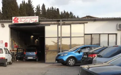 Un'officina con l'insegna